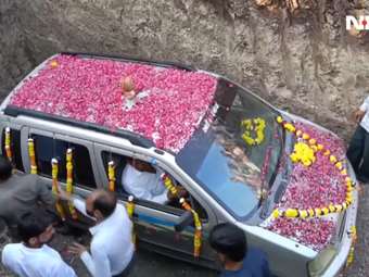 Απίστευτο: Έθαψαν το αυτοκίνητό τους με θρησκευτικές τιμές (video)