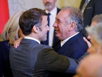 Η υποβάθμιση της Γαλλίας "πρόγευση" για τη θητεία Μπαϊρού