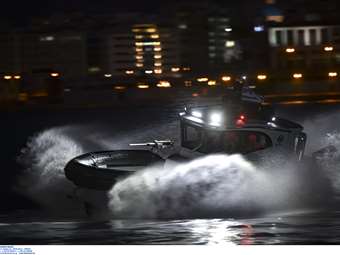 Σώος περισυνελέγη ο οδηγός του οχήματος που έπεσε στο λιμάνι του Πειραιά