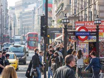 Ηνωμένο Βασίλειο: Επιβραδύνονται οι λιανικές πωλήσεις παρά τις εκπτώσεις της Black Friday