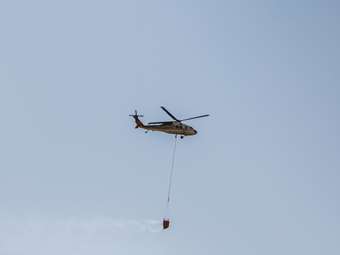 Φωτιά σε χαμηλή βλάστηση στον Ασπρόπυργο - Ρίψεις νερού από ένα ελικόπτερο