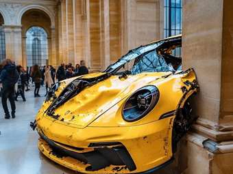 Kαμπάνια με τρακαρισμένες Porsche στο Λούβρο έγινε viral