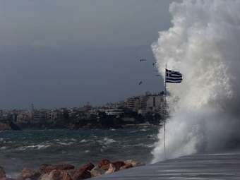 Θεσσαλονίκη: Πτώσεις δεκάδων δέντρων και πινακίδων από τους ισχυρούς ανέμους μέχρι και 8 μποφόρ