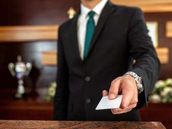 Φουντώνουν οι αντιδράσεις των ξενοδόχων για τα νέα τέλη