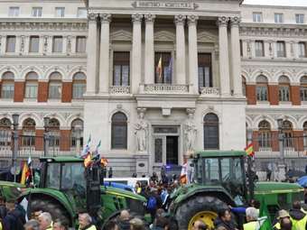 Ισπανία: Τρακτέρ στο κέντρο της Μαδρίτης, μπροστά από το υπουργείο Γεωργίας
