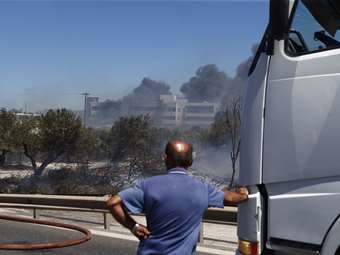 Σε ύφεση και χωρίς ενεργό μέτωπο η πυρκαγιά στη Βάρης-Κορωπίου - Ζημιές σε σπίτια και επιχειρήσεις