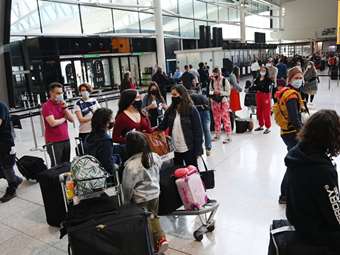 Μόνο με ηλεκτρονική άδεια τα ταξίδια στη Βρετανία για τους Ευρωπαίους - Σε ισχύ από την Τετάρτη