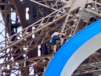 Γαλλία: Εκκενώθηκε ο Πύργος του Άιφελ - Άνδρας προσπάθησε να σκαρφαλώσει πάνω του