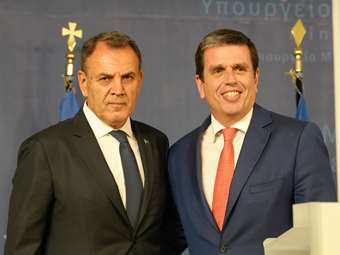 Σε θερμό κλίμα η παράδοση του Υπ. Μετανάστευσης από τον Δ. Καιρίδη στον Ν. Παναγιωτόπουλο