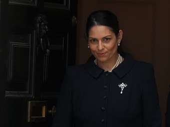 Βρετανία: Αποκλείστηκε από την κούρσα διαδοχής των Συντηρητικών η πρώην υπουργός Εσωτερικών Πρίτι Πατέλ