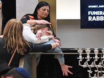 Επίθεση στο Σίδνεϊ: Για τρομοκρατία και άλλα 58 αδικήματα κατηγορείται ο δράστης - Ξεκίνησαν οι κηδείες των θυμάτων