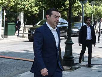 Αλ. Τσίπρας σε δημοσιογράφους: Εδώ είμαι, δεν έφυγα