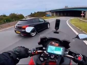 Μοτοσυκλετιστής γλιτώνει παρα τρίχα το ατύχημα-δείτε τι κάνει μετά