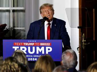 Ο Τραμπ προειδοποιεί για κίνδυνο "χάους" στη χώρα αν συνεχιστούν οι εις βάρος του διώξεις