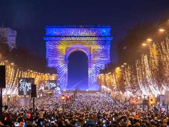 Γαλλία: Πάνω από 1.000 πυρπολήσεις οχημάτων, πάνω από 500 προσαγωγές τη νύχτα της Πρωτοχρονιάς