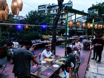 "Καφε - οικονομία" η Ελλάδα με στροφή σε κλάδους χαμηλής παραγωγικότητας όπως η εστίαση και ο τουρισμός