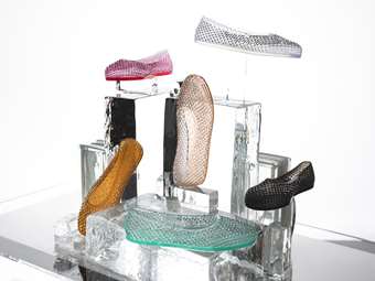 Ancient Greek Sandals: Το success story του ελληνικού brand που φορούν οι celebrities