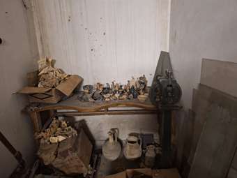 "Θησαυρός" αρχαιοτήτων στο κέντρο της Αθήνας - Πώς εντοπίστηκαν 102 αρχαία αντικείμενα και χιλιάδες νομίσματα σε υπόγειο