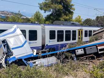 Φορτηγό συγκρούστηκε με αμαξοστοιχία στην Αυλίδα - Τρεις τραυματίες