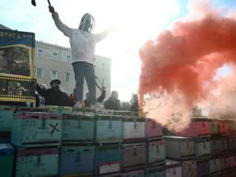 Συγκέντρωση διαμαρτυρίας μελισσοκόμων στο Σύνταγμα - Διακοπές στην κυκλοφορία επί της Λ. Αμαλίας