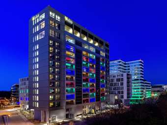 Σε αυτό το ξενοδοχείο παρκάρεις στο μπαλκόνι του δωματίου σου