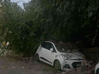 Κέρκυρα: Καταιγίδες πλήττουν το νησί - Κατέρρευσε τοιχίο και καταπλάκωσε αυτοκίνητα