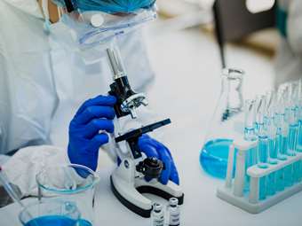 Οι ΗΠΑ ακυρώνουν χρηματοδοτήσεις εμβολίων mRNA