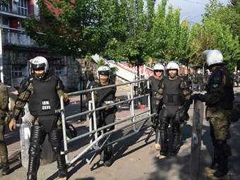 Σε εξέλιξη η επιχείρηση κατάργησης των σερβικών κρατικών θεσμών στο βόρειο Κόσοβο