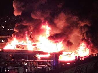 Φωτιά σε τέσσερα σκάφη στη Μαρίνα Ζέας - Τα τρία βυθίστηκαν