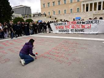 Τέμπη: Έγραψαν με κόκκινη μπογιά τα ονόματα των θυμάτων μπροστά από τον Άγνωστο Στρατιώτη - 8 συλλήψεις για τα επεισόδια