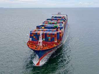 Συμφόρηση, καθυστερήσεις και δασμοί ανεβάζουν τα ναύλα στα ευρωπαϊκά λιμάνια