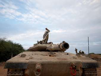 Πόλεμος Ισραήλ - Χαμάς: Ισραηλινά άρματα μάχης προωθούνται βαθιά στη Γάζα