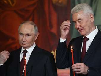 Ο Βλ. Πούτιν παρακολούθησε τη λειτουργία της Ανάστασης αφού κήρυξε εκεχειρία στην Ουκρανία