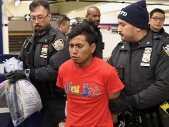 Σοκ από έγκλημα στο μετρό της Νέα Υόρκης: Έβαλε φωτιά στα ρούχα γυναίκας και την έκαψε ζωντανή