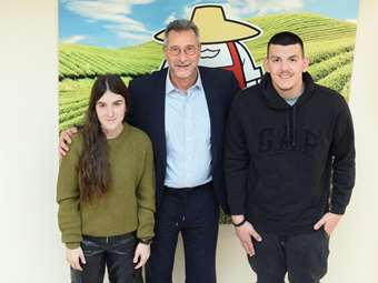 Η ΜΠΑΡΜΠΑ ΣΤΑΘΗΣ χορηγεί υποτροφίες σε παιδιά συνεργαζόμενων παραγωγών της