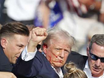 ΗΠΑ: Με τη φωτογραφία του Τραμπ με το αίμα στο πρόσωπο μετά την απόπειρα το επιτελείο του μαζεύει δωρεές