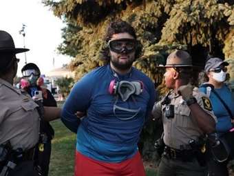 ΗΠΑ: Πολλές συλλήψεις μετά τις συγκρούσεις αστυνομικών και διαδηλωτών έξω από κέντρο κράτησης της ICE στο Σικάγο