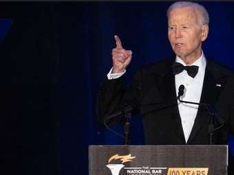 Μπάιντεν σε δραματικούς τόνους: Ζούμε σκοτεινές ημέρες υπό τον Τραμπ - "Βάναυση" η κυβέρνησή του