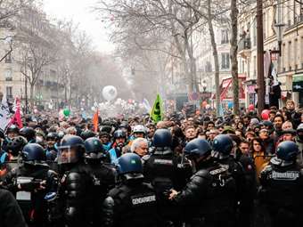 Γαλλία: Η Γερουσία υιοθέτησε τη μεταρρύθμιση του συνταξιοδοτικού