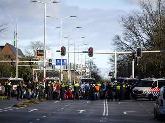 Η αστυνομία της Ολλανδίας συνέλαβε εκατοντάδες διαδηλωτές για το κλίμα