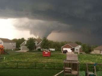 Ανεμοστρόβιλοι σαρώνουν τις κεντρικές ΗΠΑ, τουλάχιστον 5 νεκροί