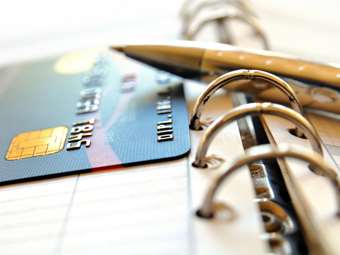 Δόσεις με χρεωστική: ο καινοτόμος τρόπος να πληρώνεις την ετήσια ασφάλεια