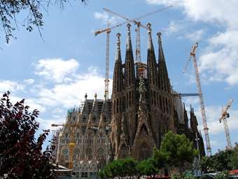 Ισπανία: Ακτιβίστριες υπέρ του κλίματος έριξαν κόκκινη μπογιά στην πρόσοψη της Σαγράδα Φαμίλια στη Βαρκελώνη