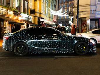 Χριστουγεννιάτικα λαμπάκια στο αυτοκίνητο: είναι παράνομα ή όχι στην Ελλάδα;