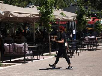 Πόσο θα αυξηθεί ο κατώτατος μισθός το 2026 - Όλα τα σενάρια