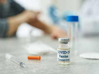 Ο κίνδυνος θρομβώσεων από το εμβόλιο της AstraZeneca: Τι λένε οι ειδικοί