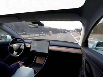 Η Tesla ανακαλεί περισσότερα από 2 εκατ. οχήματα για να διορθώσει ελαττώματα ασφαλείας του Autopilot