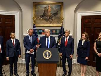 Ο Τραμπ δεν έπεισε τους Αμερικανούς για το Tylenol