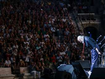 "Λεπτομέρειες για τον αποχαιρετισμό του θα ανακοινωθούν τις επόμενες ώρες", αναφέρει η οικογένεια του Δ. Σαββόπουλου