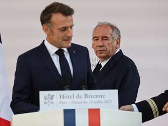 Έπεσε η κυβέρνηση Μπαϊρού - Όλα τα βλέμματα στον Μακρόν με φόντο το νέο πολιτικό αδιέξοδο